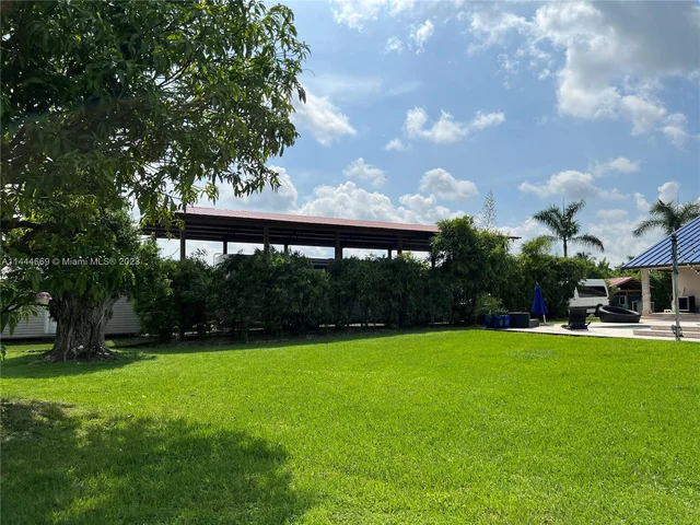 19851 SW 184th St, Miami FL 33187