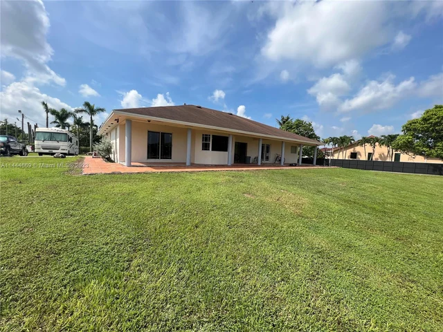 19851 SW 184th St, Miami FL 33187