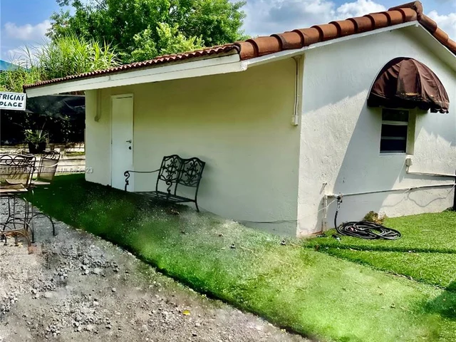 19851 SW 184th St, Miami FL 33187