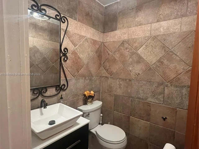 19851 SW 184th St, Miami FL 33187