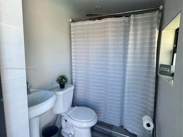 19851 SW 184th St, Miami FL 33187