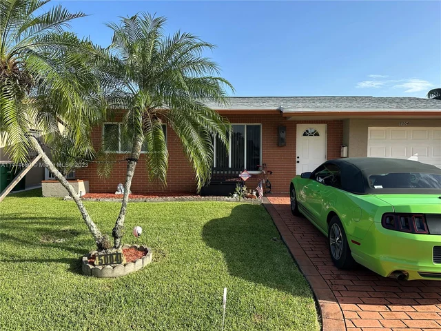 5004 NW 51st Ct, Tamarac FL 33319