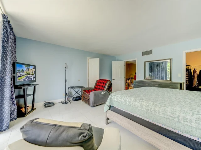 2222 NE 7th St # 12, Hallandale Beach FL 33009