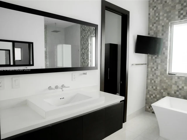 3335 NW 82nd Ct, Doral FL 33122