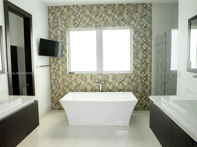 3335 NW 82nd Ct, Doral FL 33122