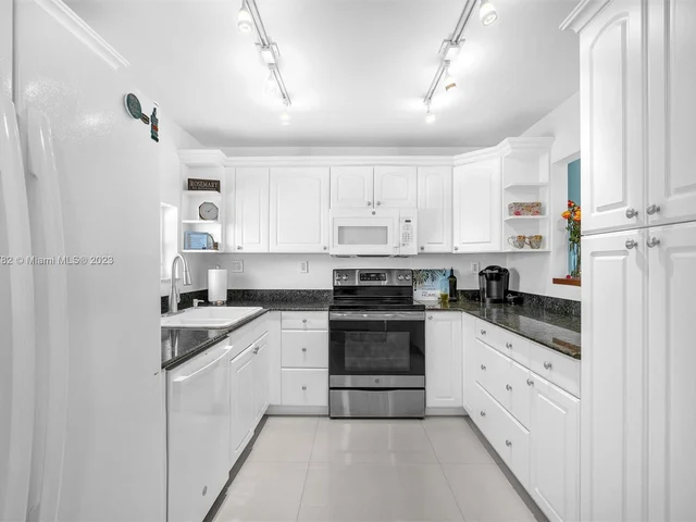 100 Ocean Lane Dr # 204, Key Biscayne FL 33149