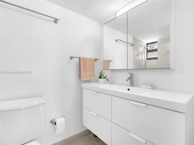 100 Ocean Lane Dr # 204, Key Biscayne FL 33149