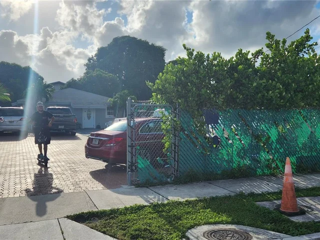 150 NW 17th Ct, Miami FL 33125