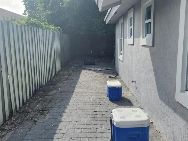 150 NW 17th Ct, Miami FL 33125