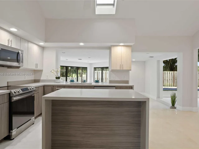 8881 N Lake Dasha Dr, Plantation FL 33324