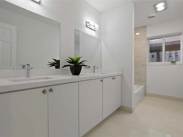 8881 N Lake Dasha Dr, Plantation FL 33324