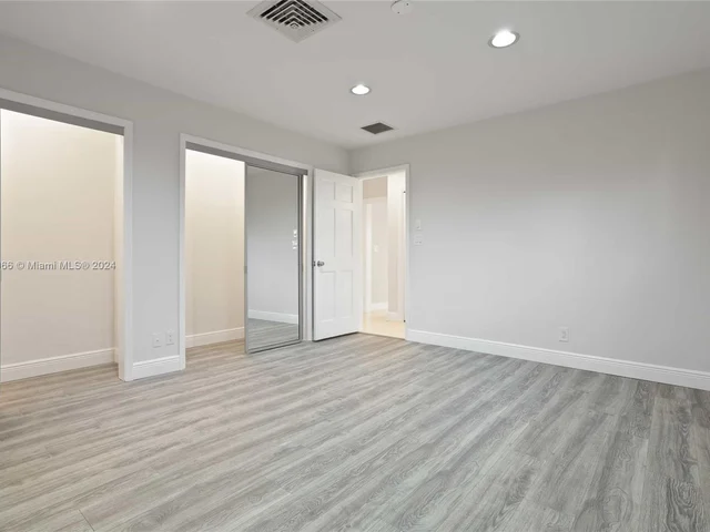 8881 N Lake Dasha Dr, Plantation FL 33324