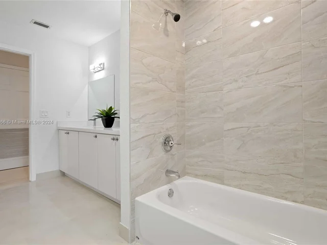 8881 N Lake Dasha Dr, Plantation FL 33324