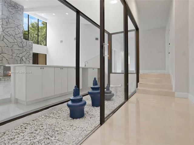 8881 N Lake Dasha Dr, Plantation FL 33324