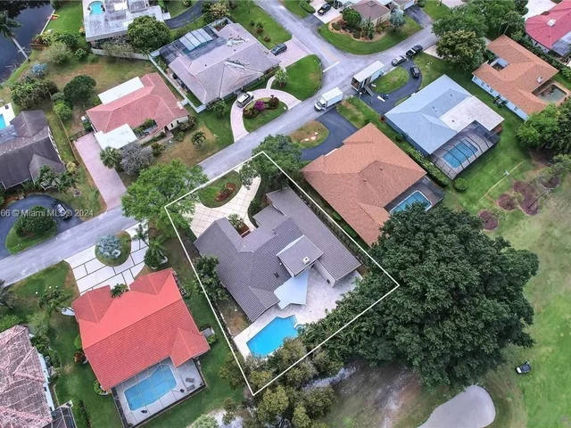 8881 N Lake Dasha Dr, Plantation FL 33324