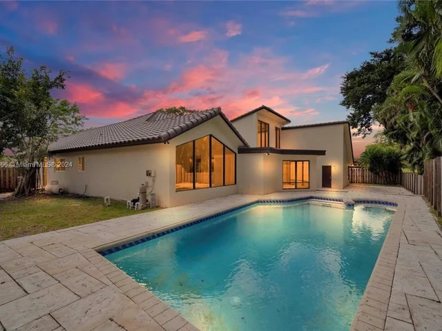 8881 N Lake Dasha Dr, Plantation FL 33324