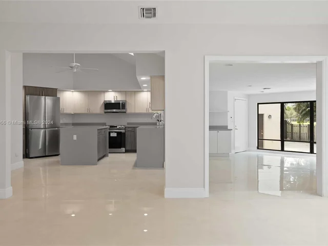 8881 N Lake Dasha Dr, Plantation FL 33324