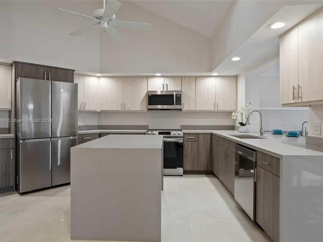 8881 N Lake Dasha Dr, Plantation FL 33324