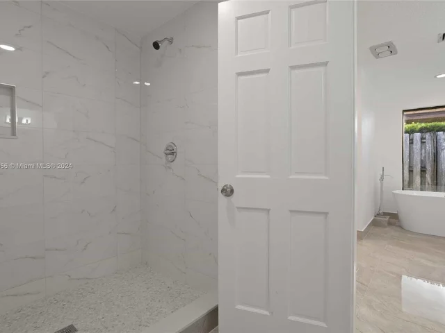 8881 N Lake Dasha Dr, Plantation FL 33324