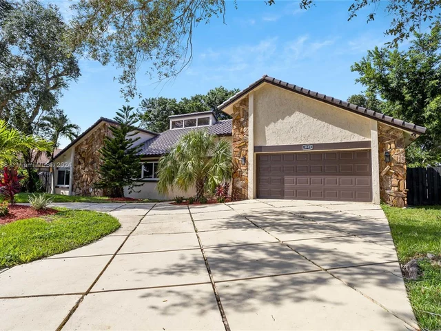 8881 N Lake Dasha Dr, Plantation FL 33324