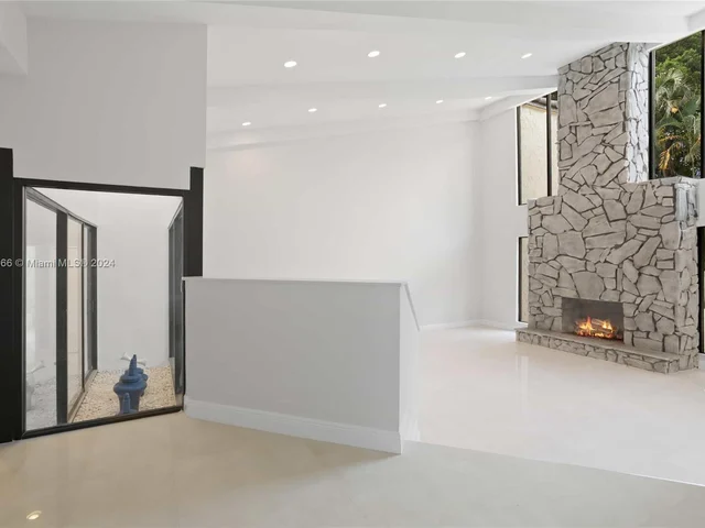 8881 N Lake Dasha Dr, Plantation FL 33324