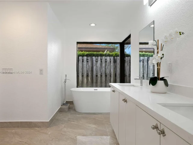 8881 N Lake Dasha Dr, Plantation FL 33324