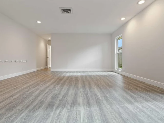 8881 N Lake Dasha Dr, Plantation FL 33324