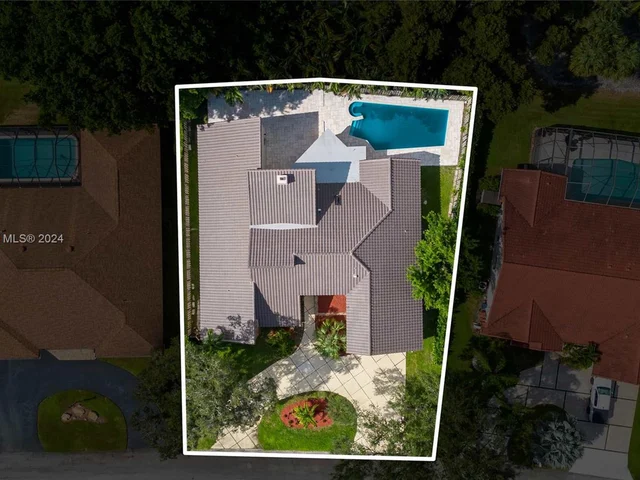 8881 N Lake Dasha Dr, Plantation FL 33324