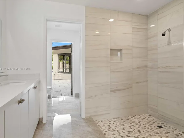 8881 N Lake Dasha Dr, Plantation FL 33324