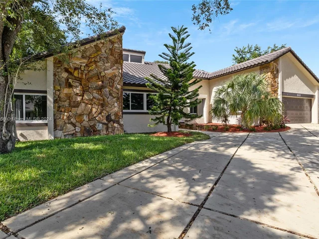 8881 N Lake Dasha Dr, Plantation FL 33324