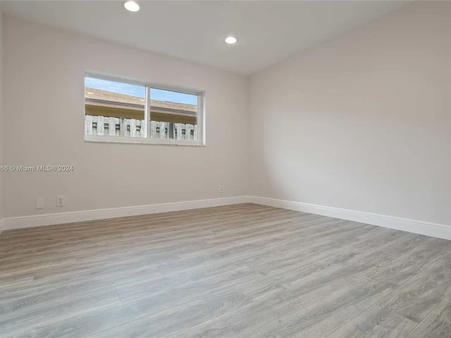 8881 N Lake Dasha Dr, Plantation FL 33324