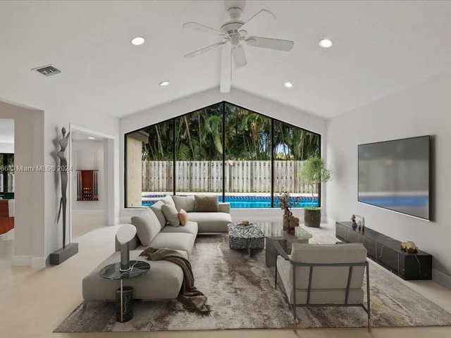 8881 N Lake Dasha Dr, Plantation FL 33324