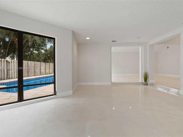 8881 N Lake Dasha Dr, Plantation FL 33324