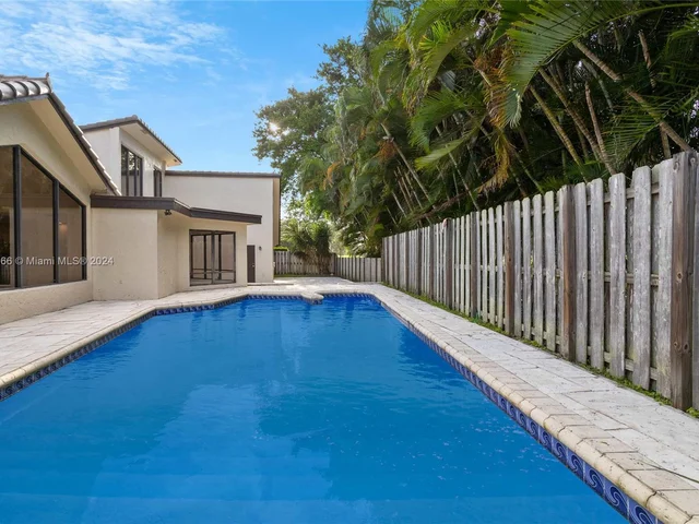 8881 N Lake Dasha Dr, Plantation FL 33324