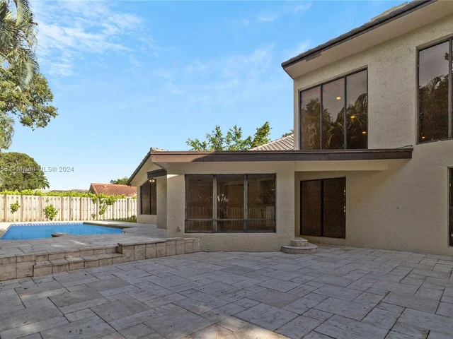 8881 N Lake Dasha Dr, Plantation FL 33324