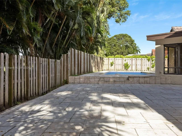 8881 N Lake Dasha Dr, Plantation FL 33324