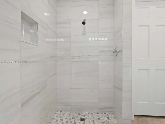 8881 N Lake Dasha Dr, Plantation FL 33324