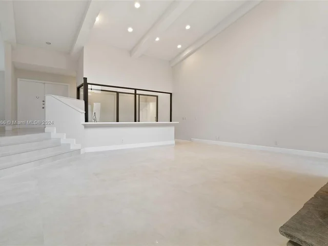 8881 N Lake Dasha Dr, Plantation FL 33324