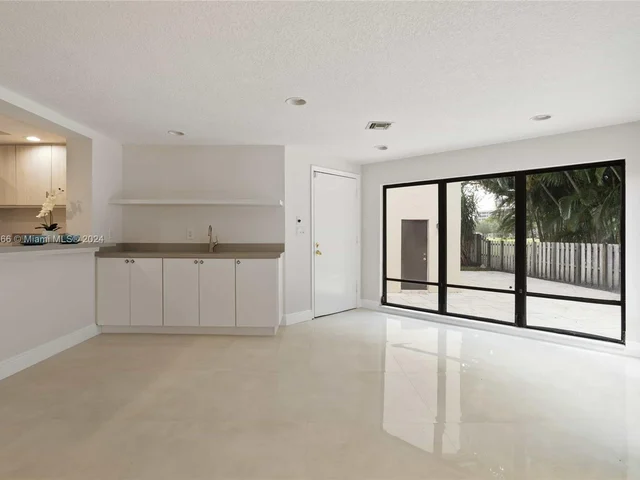 8881 N Lake Dasha Dr, Plantation FL 33324