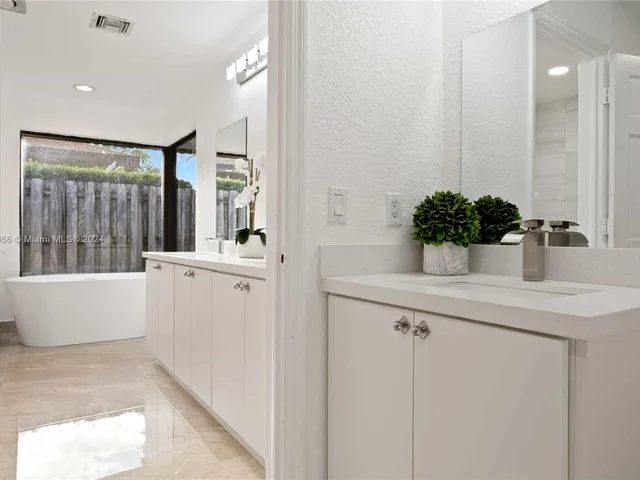 8881 N Lake Dasha Dr, Plantation FL 33324