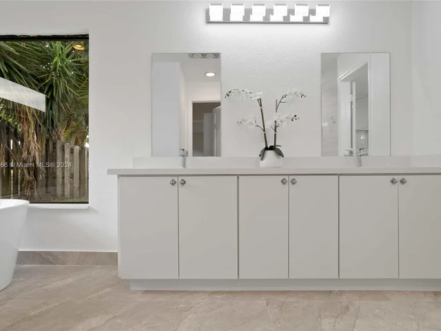 8881 N Lake Dasha Dr, Plantation FL 33324