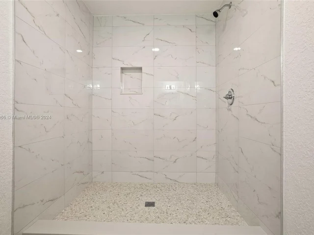 8881 N Lake Dasha Dr, Plantation FL 33324