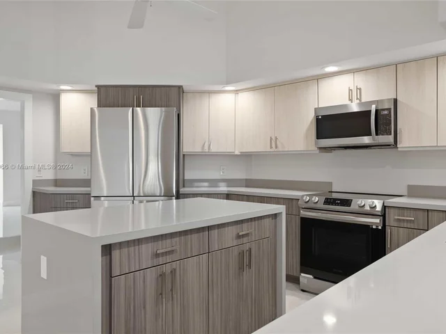 8881 N Lake Dasha Dr, Plantation FL 33324