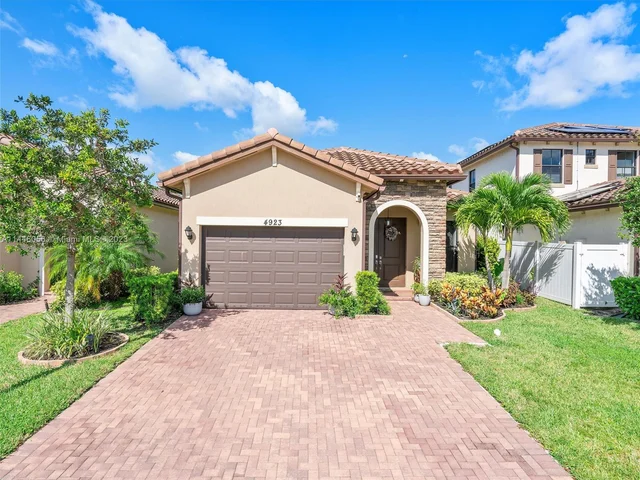 4923 NW 51st Ter, Tamarac FL 33319