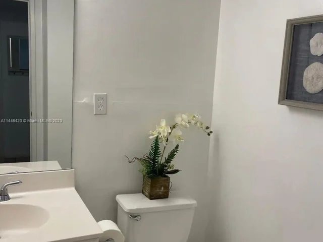 19370 E Collins Ave # 207, Sunny Isles Beach FL 33160