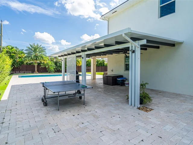 35 NW 121st Ct, Miami FL 33182