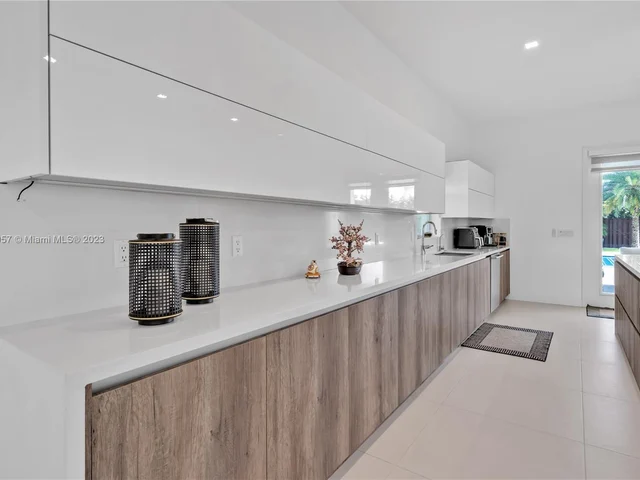 35 NW 121st Ct, Miami FL 33182