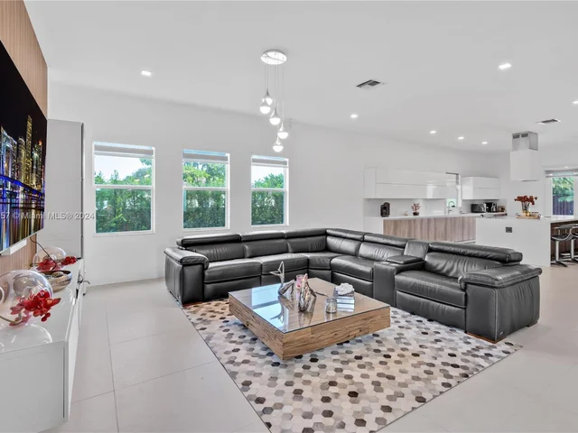 35 NW 121st Ct, Miami FL 33182