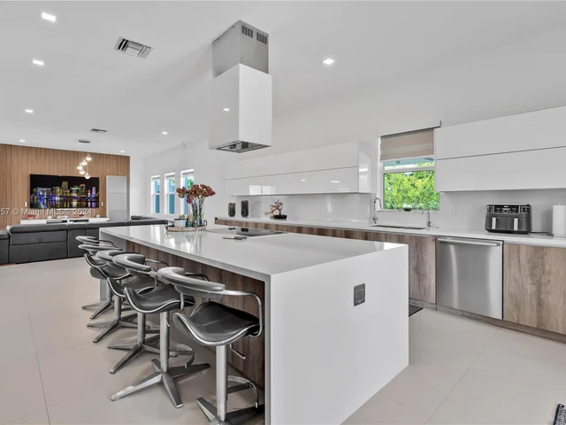 35 NW 121st Ct, Miami FL 33182