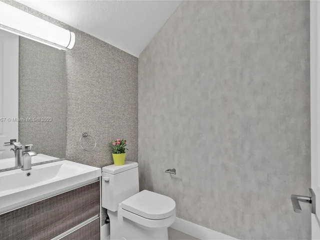 35 NW 121st Ct, Miami FL 33182